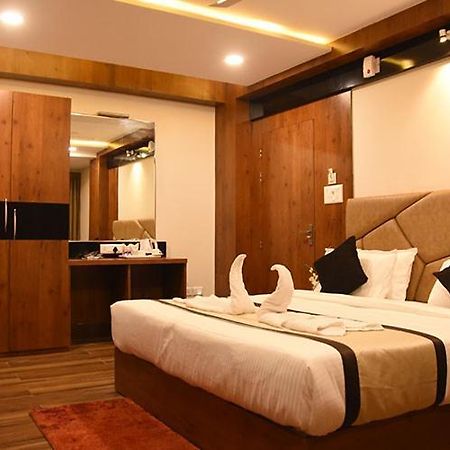 Hotel Royal City Силигури Екстериор снимка