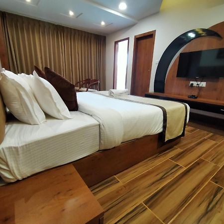 Hotel Royal City Силигури Екстериор снимка
