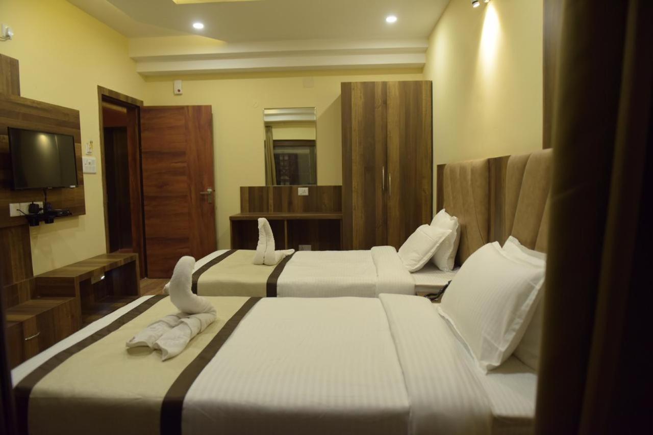 Hotel Royal City Силигури Екстериор снимка