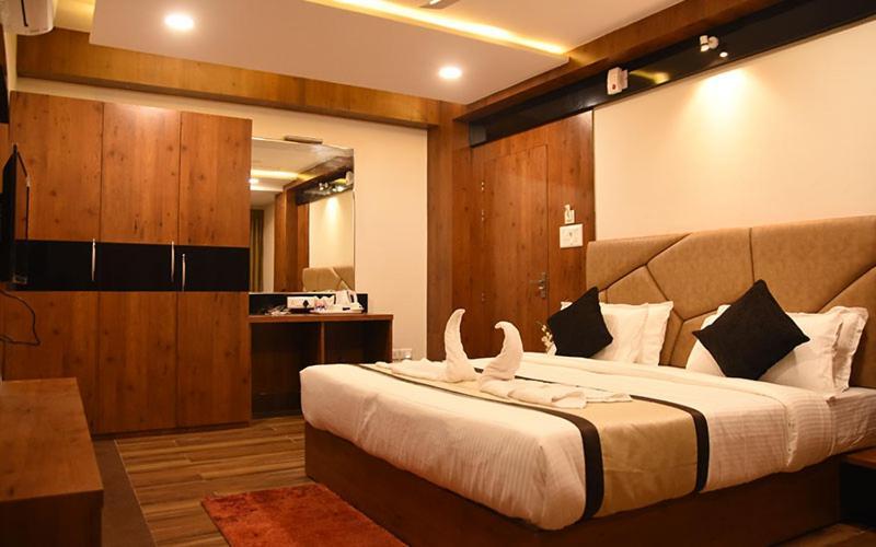 Hotel Royal City Силигури Екстериор снимка