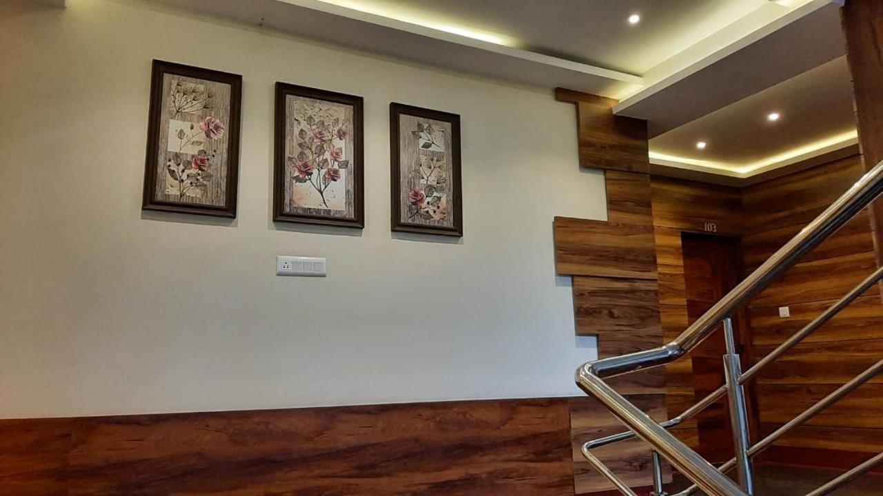 Hotel Royal City Силигури Екстериор снимка