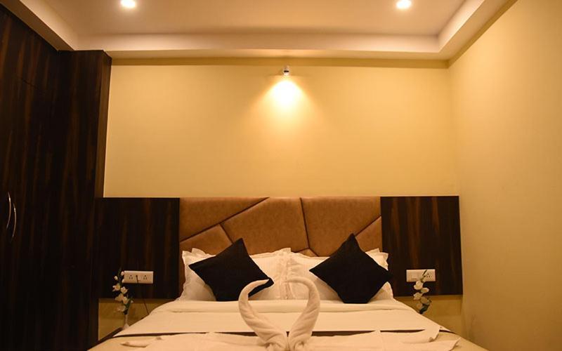 Hotel Royal City Силигури Екстериор снимка