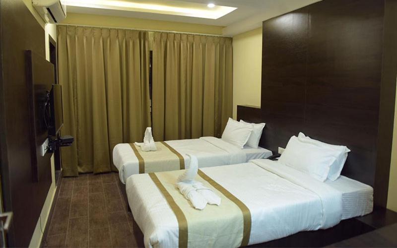 Hotel Royal City Силигури Екстериор снимка
