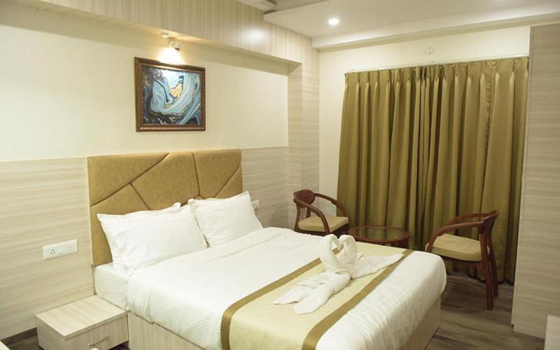Hotel Royal City Силигури Екстериор снимка