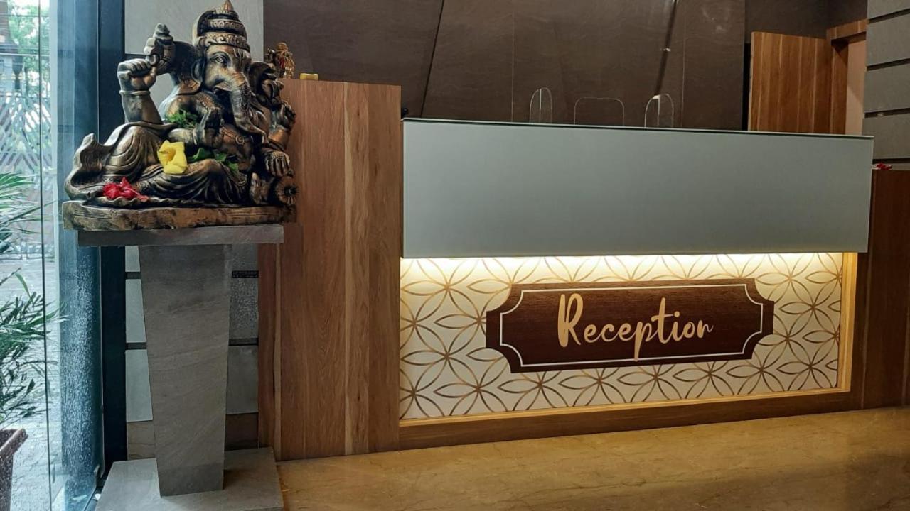 Hotel Royal City Силигури Екстериор снимка