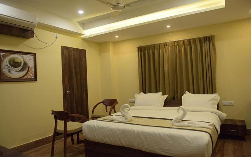 Hotel Royal City Силигури Екстериор снимка