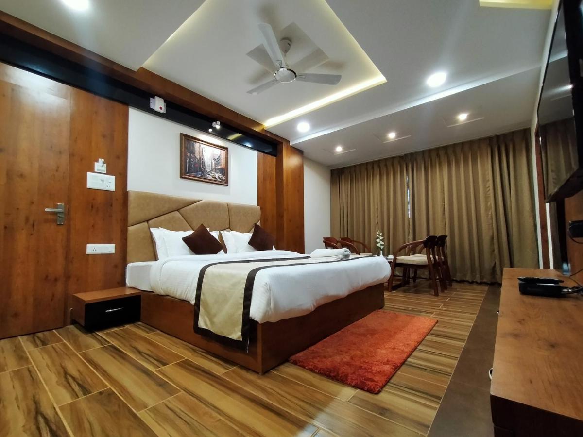Hotel Royal City Силигури Екстериор снимка