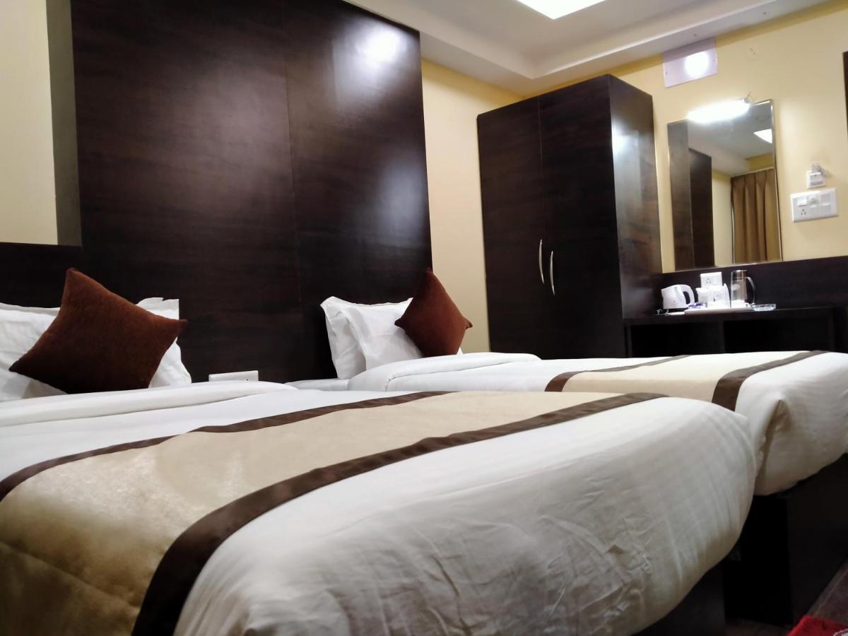 Hotel Royal City Силигури Екстериор снимка