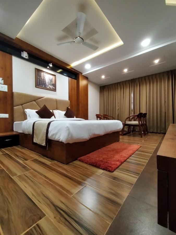 Hotel Royal City Силигури Екстериор снимка