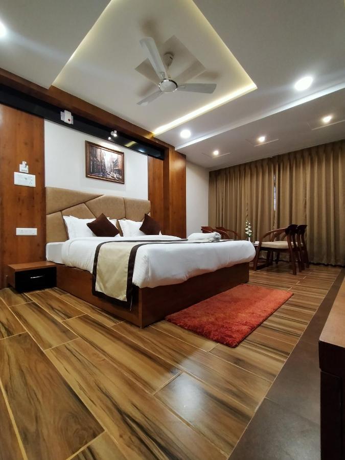 Hotel Royal City Силигури Екстериор снимка