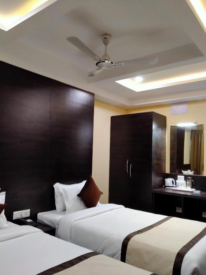Hotel Royal City Силигури Екстериор снимка