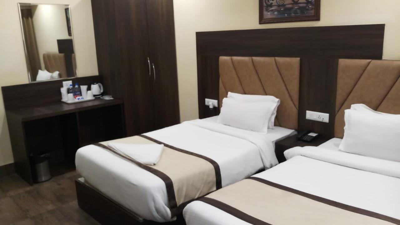 Hotel Royal City Силигури Екстериор снимка