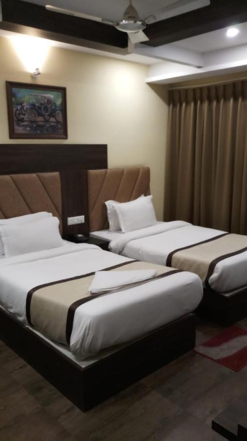 Hotel Royal City Силигури Екстериор снимка