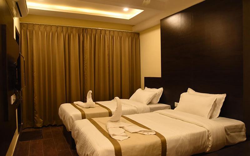Hotel Royal City Силигури Екстериор снимка