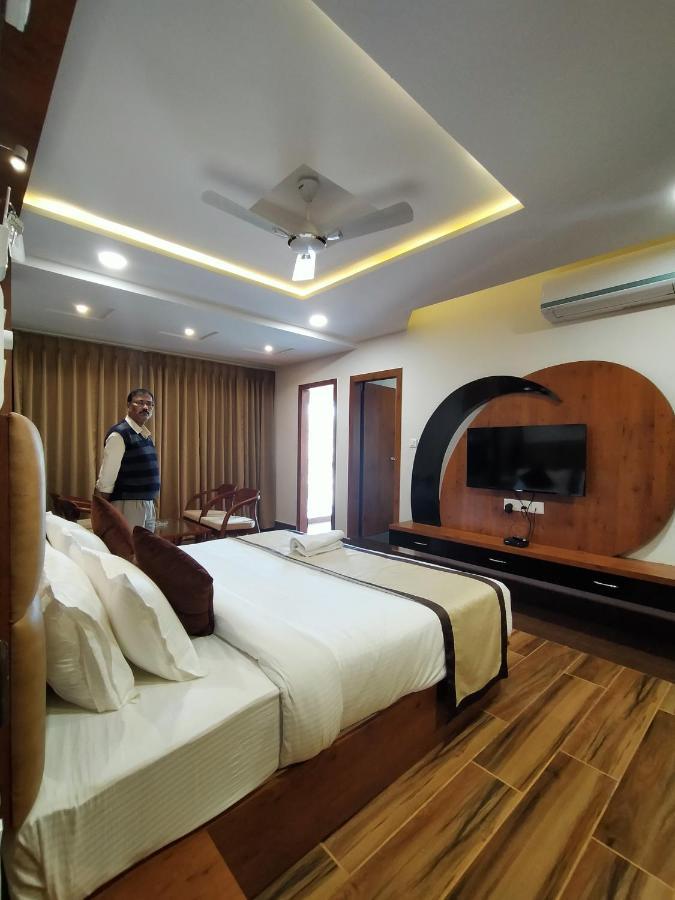 Hotel Royal City Силигури Екстериор снимка