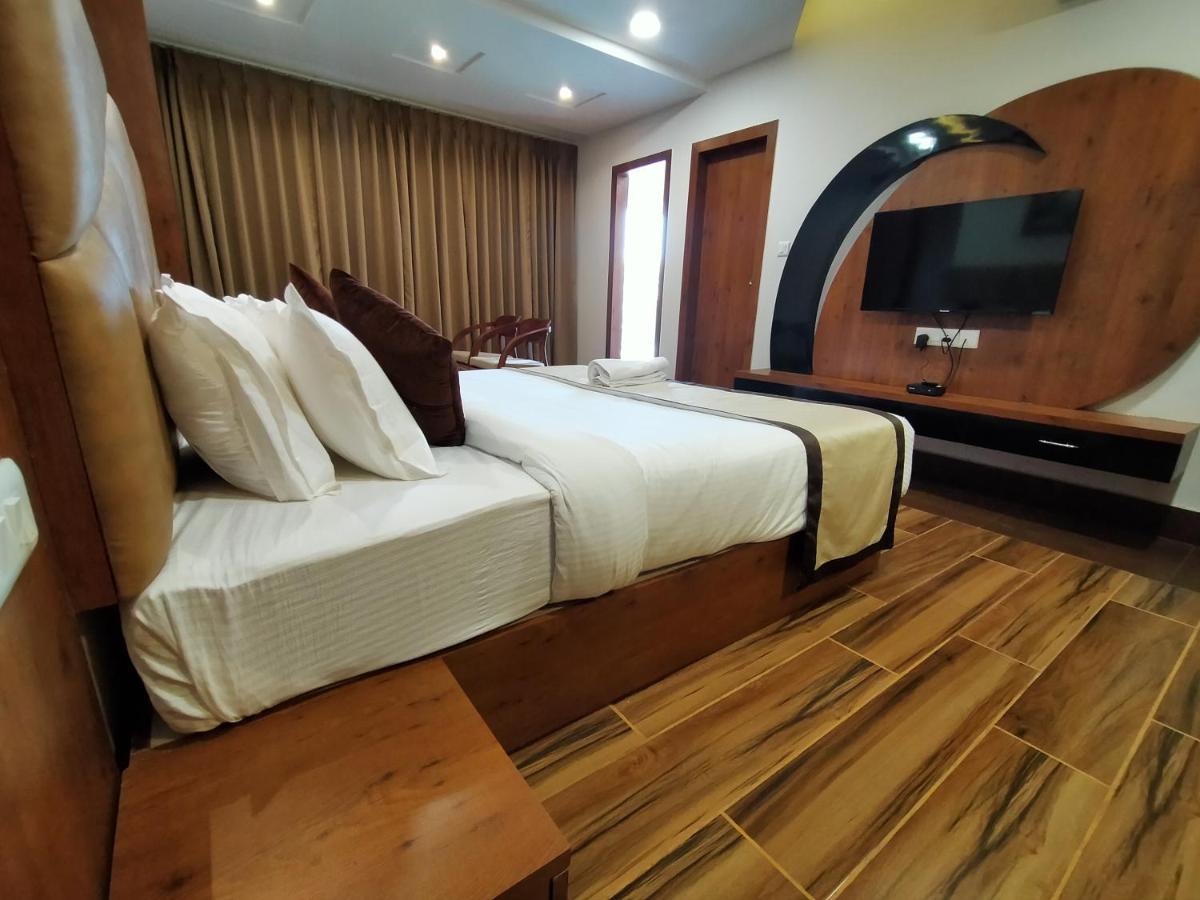 Hotel Royal City Силигури Екстериор снимка