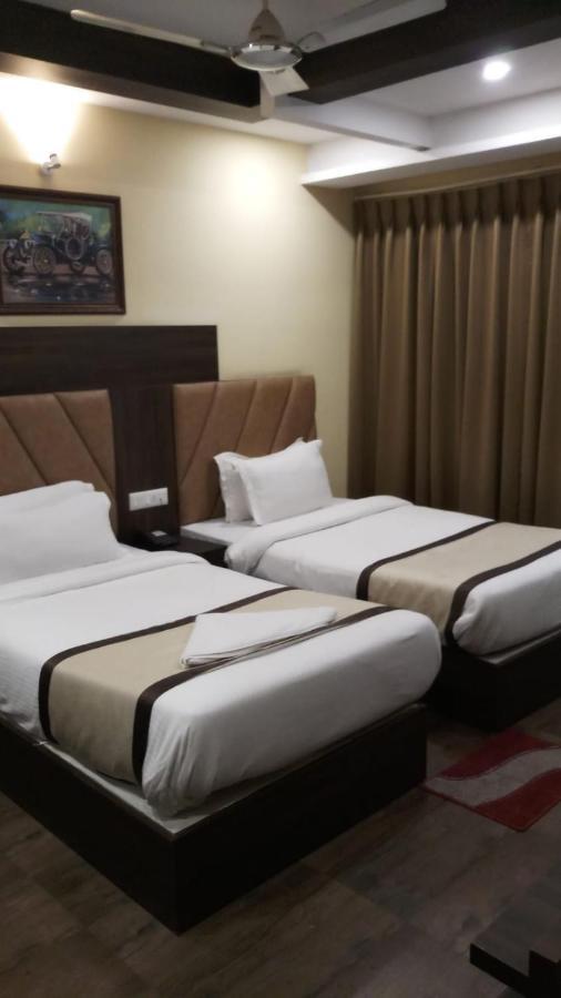 Hotel Royal City Силигури Екстериор снимка