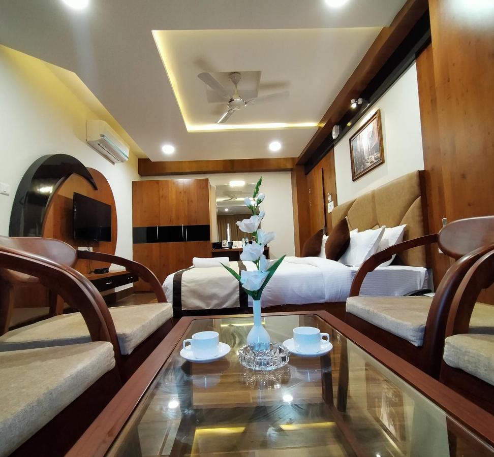Hotel Royal City Силигури Екстериор снимка
