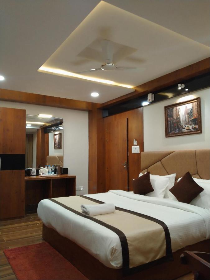 Hotel Royal City Силигури Екстериор снимка