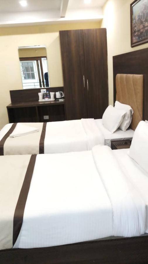 Hotel Royal City Силигури Екстериор снимка