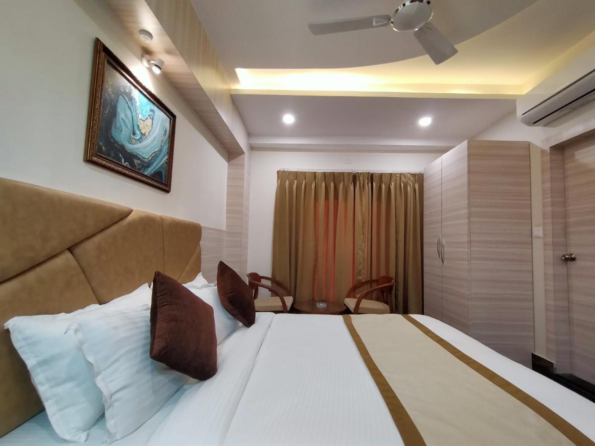 Hotel Royal City Силигури Екстериор снимка