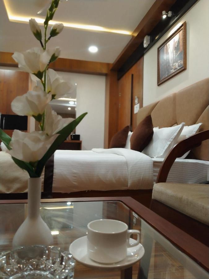 Hotel Royal City Силигури Екстериор снимка