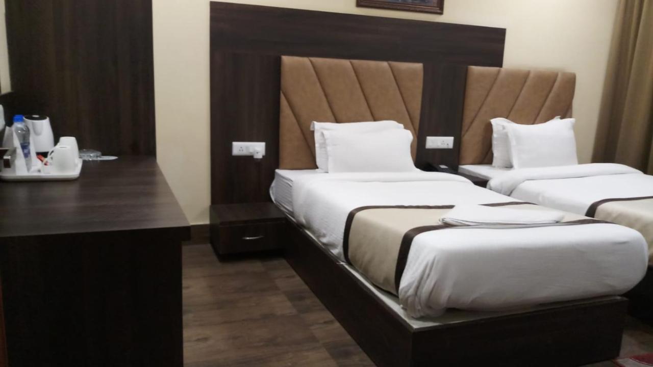 Hotel Royal City Силигури Екстериор снимка