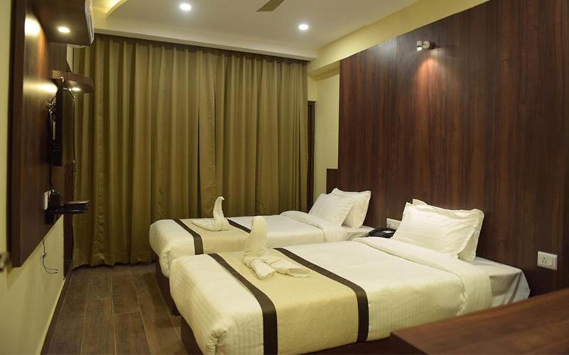 Hotel Royal City Силигури Екстериор снимка