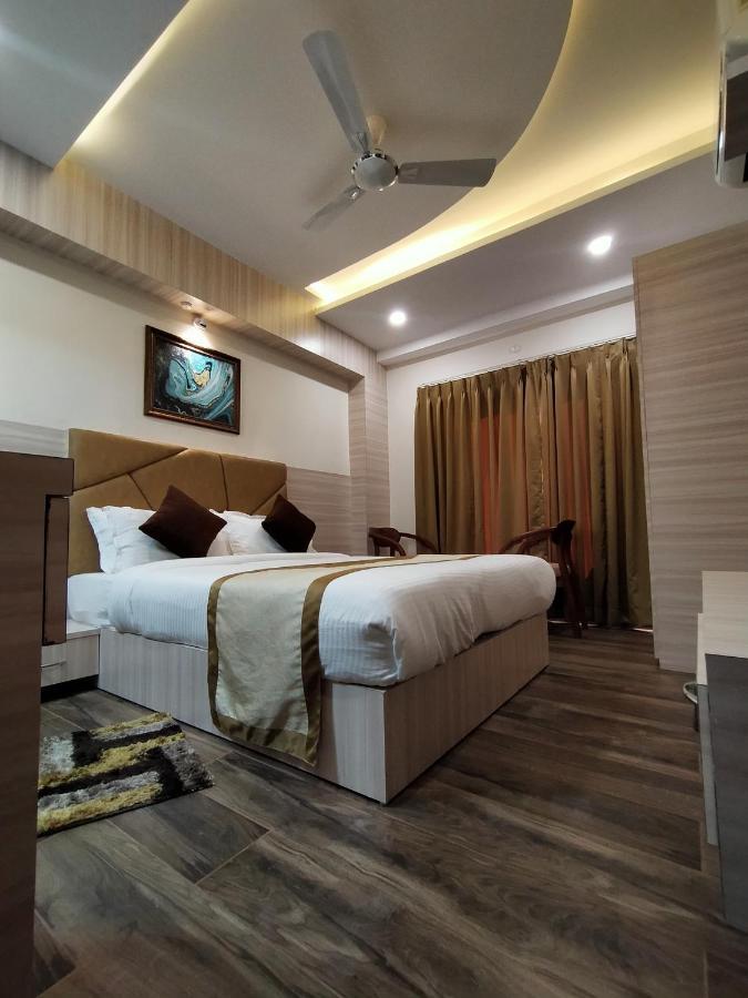 Hotel Royal City Силигури Екстериор снимка