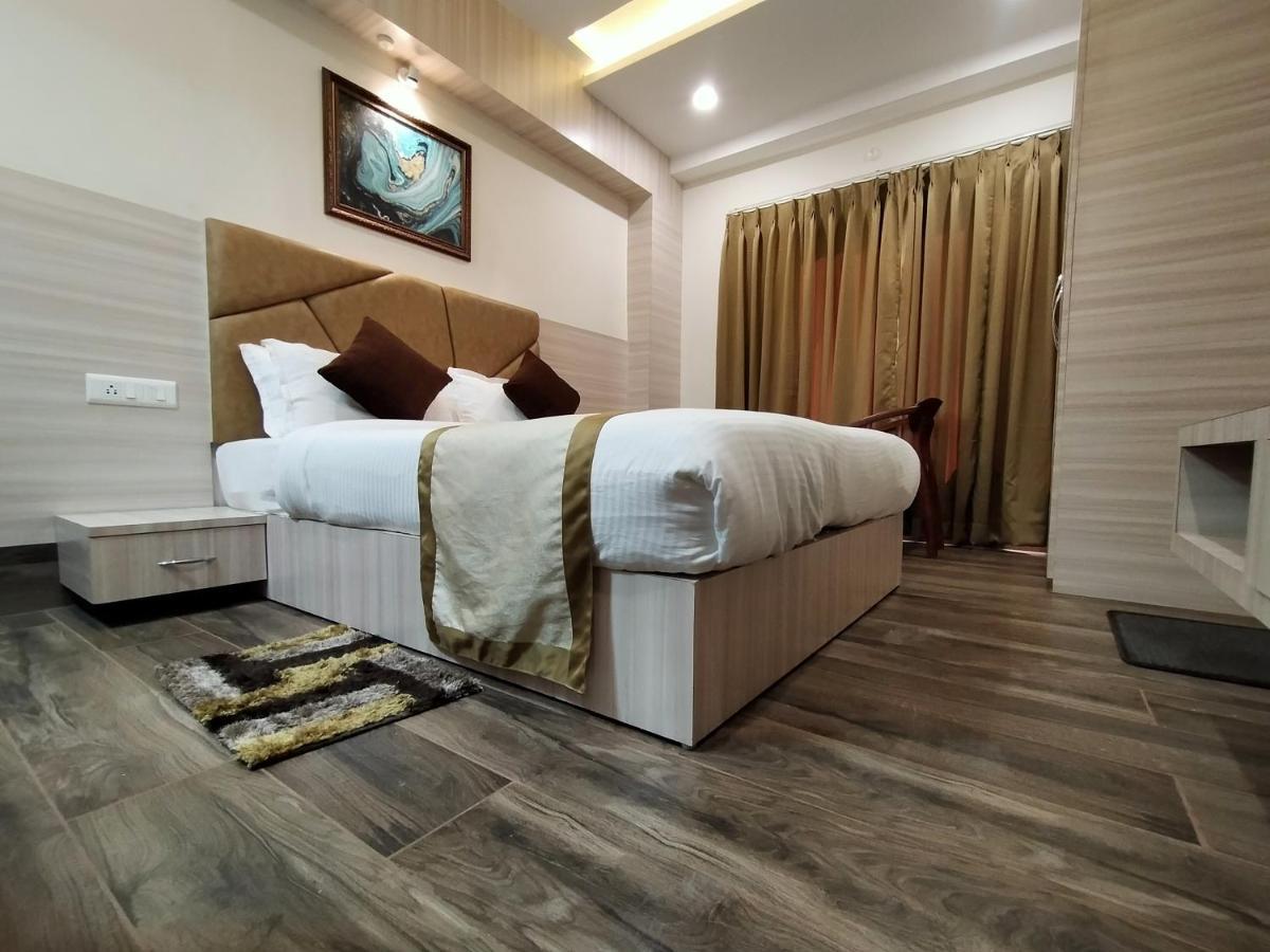 Hotel Royal City Силигури Екстериор снимка