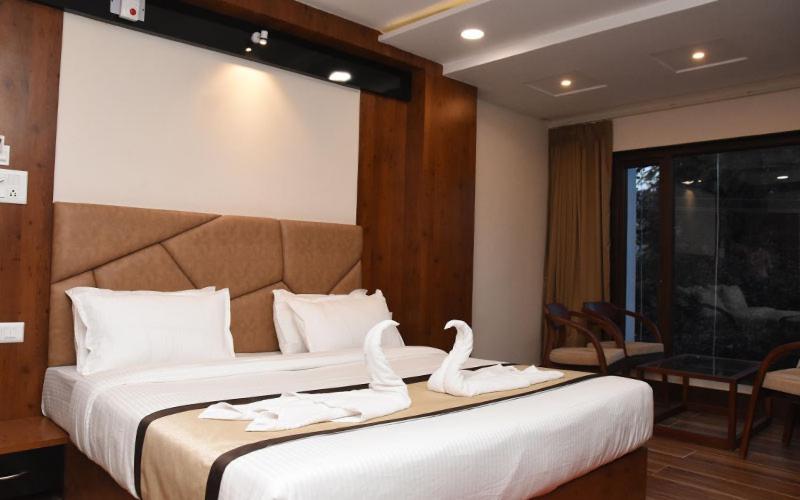 Hotel Royal City Силигури Екстериор снимка