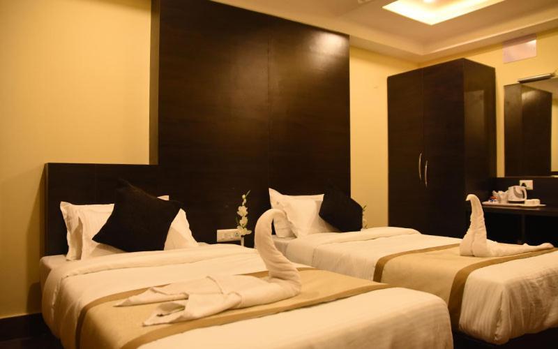 Hotel Royal City Силигури Екстериор снимка