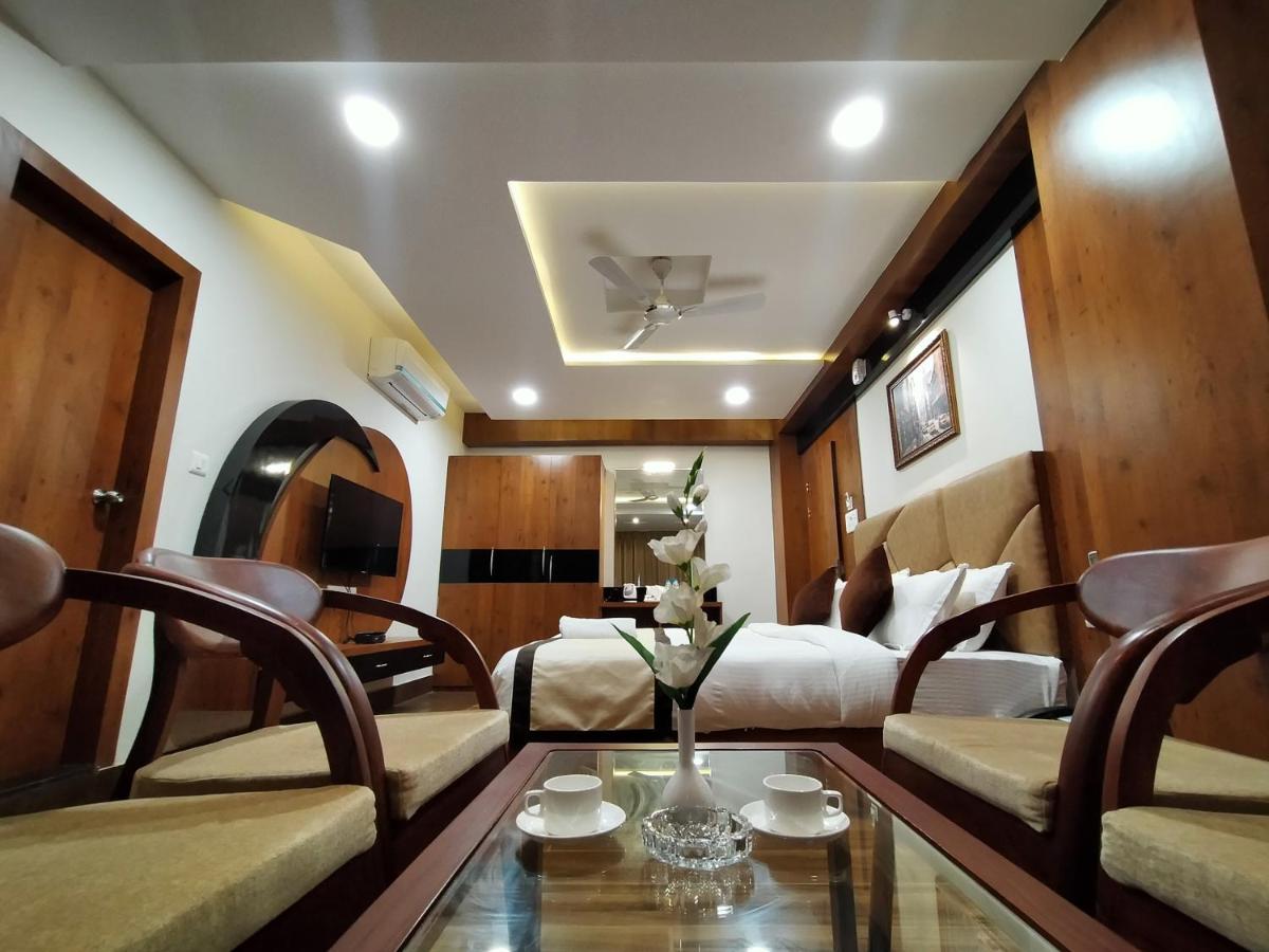 Hotel Royal City Силигури Екстериор снимка