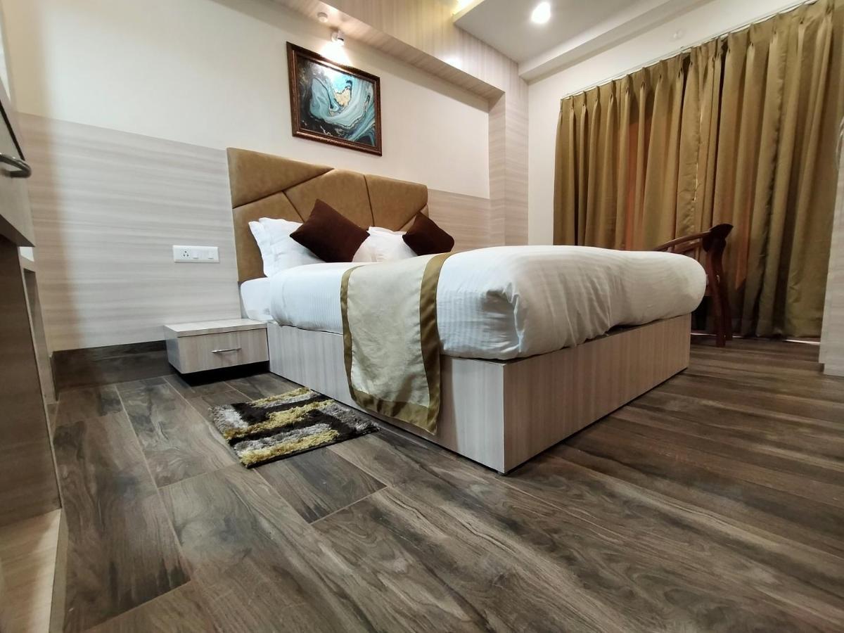 Hotel Royal City Силигури Екстериор снимка