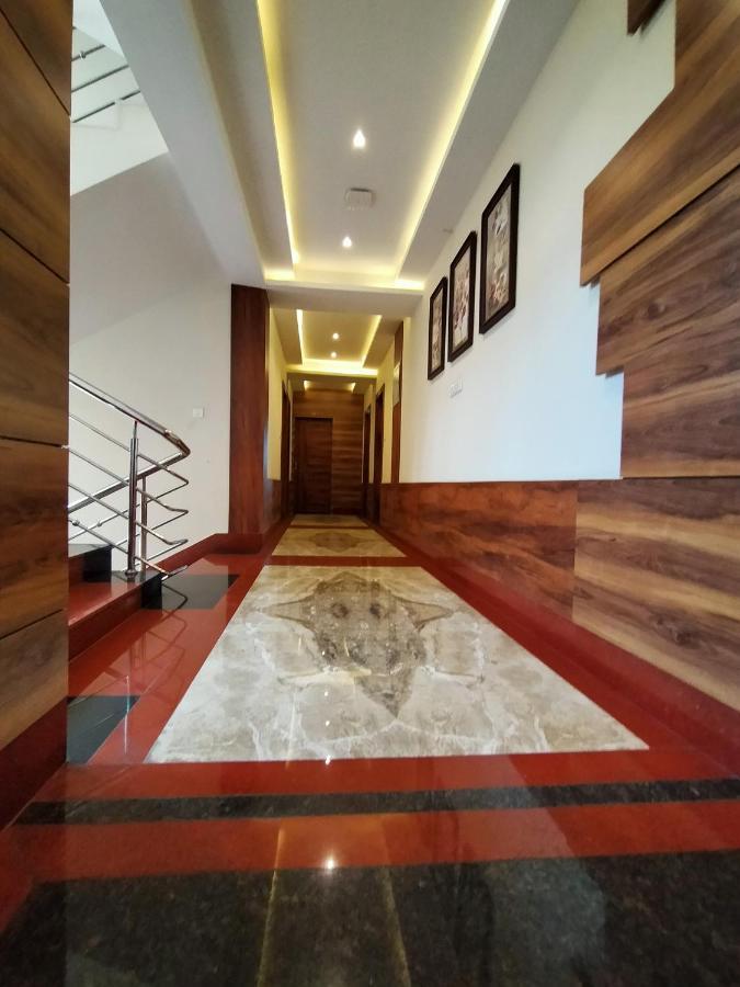 Hotel Royal City Силигури Екстериор снимка